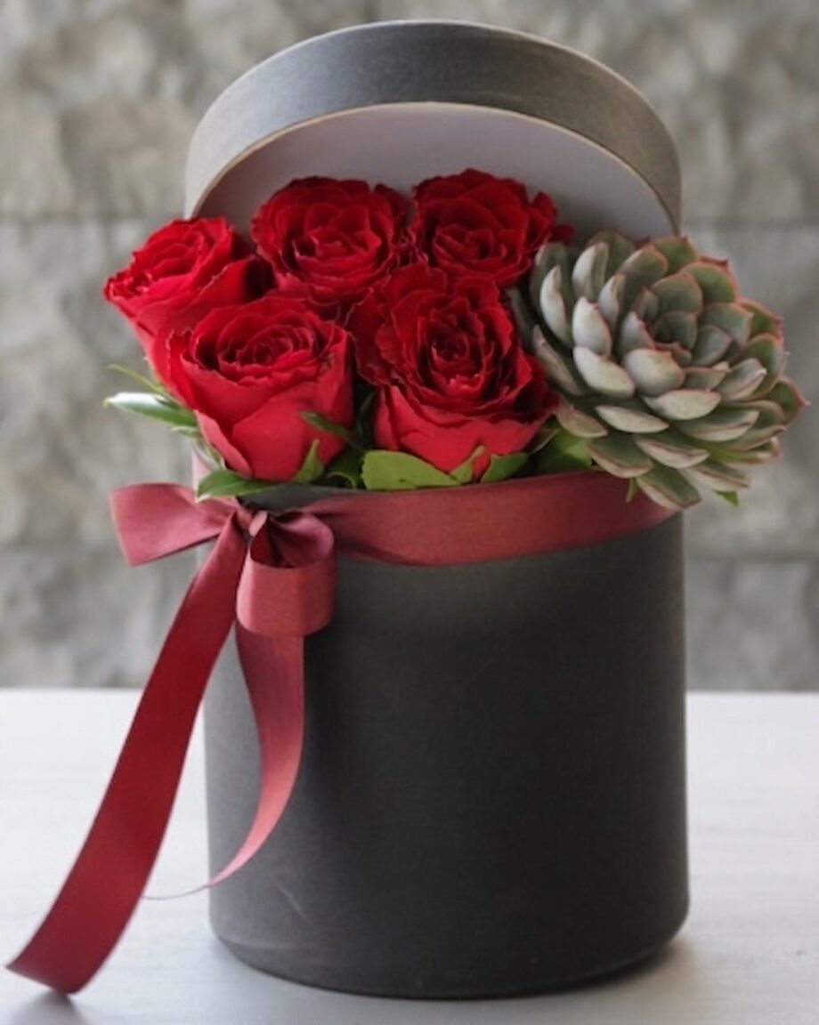 Kutuda Kırmızı Gül ve Echeveria